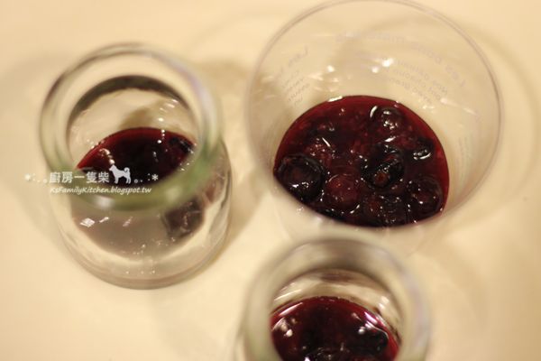 煮好後關火放涼，舀一些莓果醬在容器碗底，移至一旁備用。
