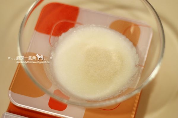 吉利丁粉倒入40ml的低脂牛奶中，泡軟。