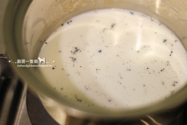 剩下的120ml低脂牛奶倒進小鍋，香草莢切開，刮取1/4的香草籽加入，以小火煮至鍋邊冒小泡泡後，關火移開。
