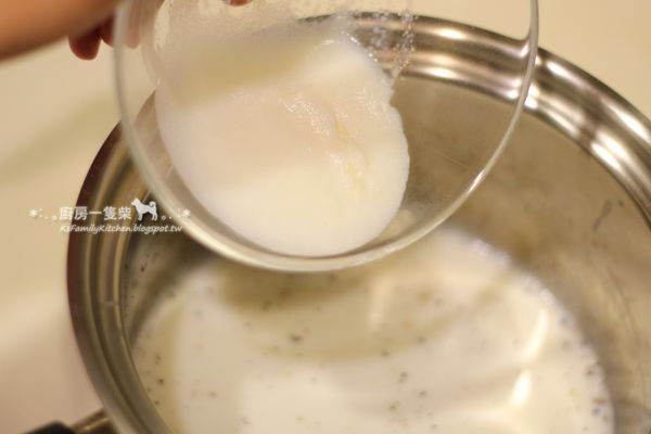 把步驟(4)泡好的吉利丁粉+牛奶一起加入。