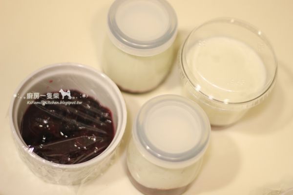 將混合好的奶酪，小心緩慢地倒入底部裝有莓果醬的容器中，蓋好後放冰箱冷藏約3~4小時定型。