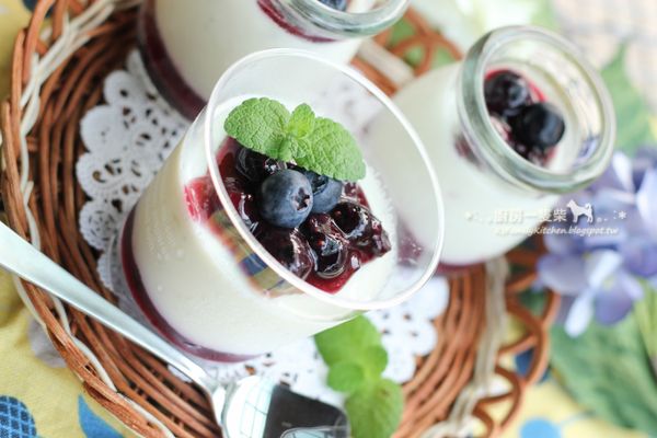 食用前再淋上一些剩下的莓果醬，放點新鮮藍莓、薄荷葉裝飾即可。