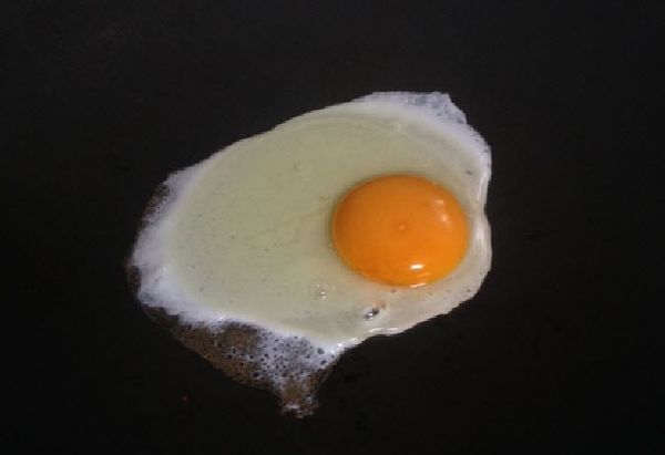 取出餅皮放在一邊備用，鍋子裡面直接下一顆蛋
大概蛋白處變白就可以了