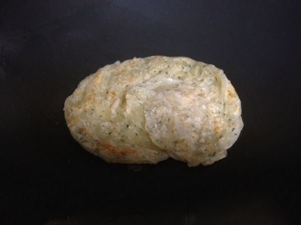 直接將剛剛煎好的餅皮蓋上去。大概等個30秒
就可以翻面了。