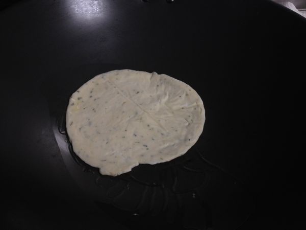 鍋子先稍微預設2分鐘，冰凍的餅皮就可以直接下鍋。