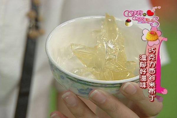 吉利丁片逐片泡冰水，泡軟後撈起瀝乾水分備用。