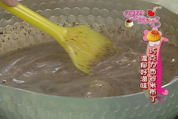 將泡軟的吉利丁片以及碎巧克力放入鍋中攪拌至融化，過篩入攪拌盆中。