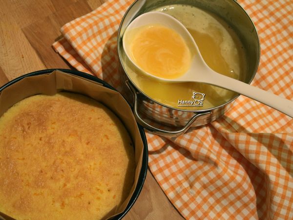 [海綿蛋糕底] 麵粉、砂糖、蛋黃與泡打粉，加上新鮮剛磨好的柳橙皮和一湯匙鮮橙汁攪拌均勻。接著蛋白的部分打成起泡的僵直狀和麵糊一起攪拌和勻。烤箱上下加溫系統攝氏180度(熱風系統160度)蛋糕烤模上一層奶油和麵粉以便烤完後蛋糕體脫模。把麵糊到入模子裡180度烤十五至二十分鐘，以竹籤測試熟度。