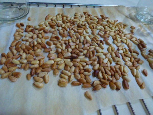 松子用烤箱低溫烘培5分鐘(約70-80度)，放涼備用。