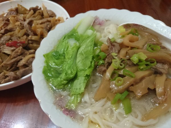 雞骨頭熬出高湯，下麵條，燙自己愛吃的青菜

再放上榨菜肉絲，灑上蔥花

比外面麵攤的好吃喔