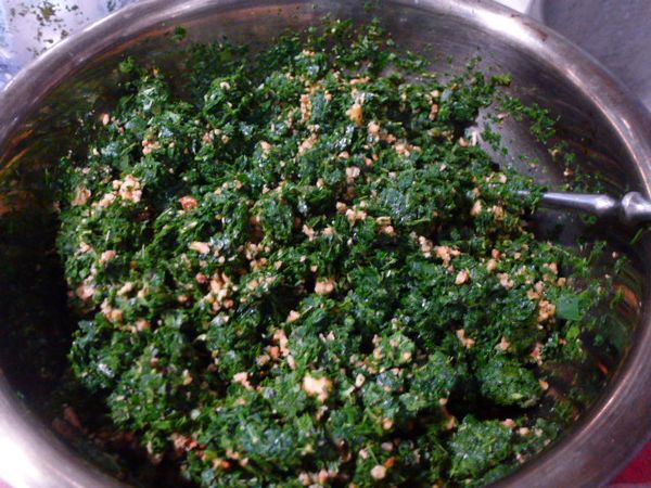 先將香椿拌油再將絞碎的松子一起拌勻，裝罐冷藏或冷凍都OK!