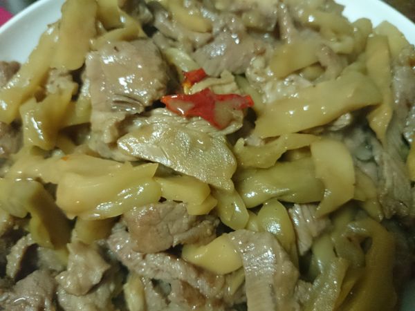 蒜頭爆香，下肉絲炒香，在加榨菜炒

一盤下飯的榨菜肉絲炒好了