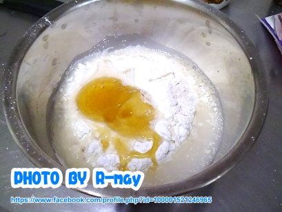 粉類篩過+所有東西下去(水最晚加..怕過量請慢慢倒)