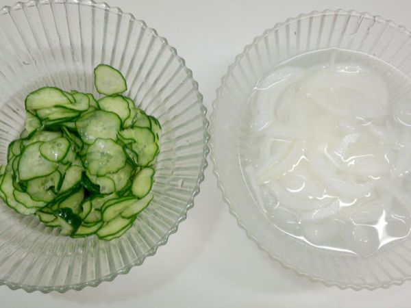 小黃瓜切薄片加少許鹽後讓它出水軟化,洋蔥切細薄片後泡冰塊水.