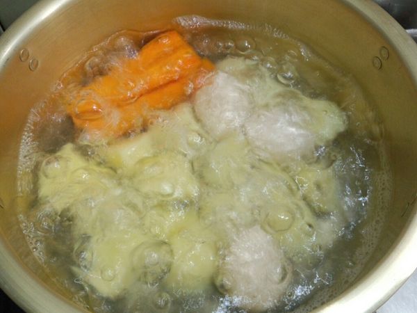 把馬玲薯和紅籮蔔皮去掉之後和雞蛋一起丟進水裡煮熟