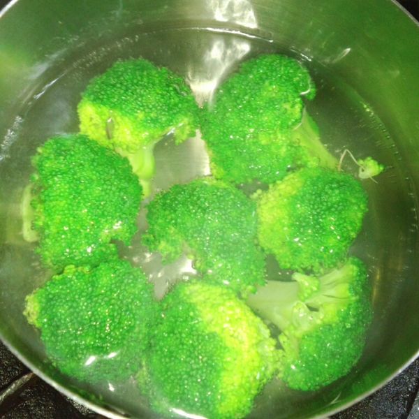 綠色花椰菜用熱水燙過,（加一些鹽）約一分鐘,就可撈起備用