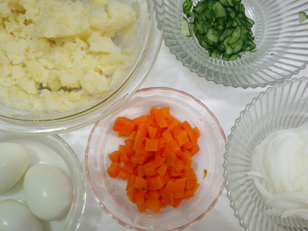 .再將煮熟的馬鈴薯壓成泥,紅蘿蔔切小塊,小黃瓜去除水份,洋蔥也把冰水倒掉,
蛋切成大塊大塊的,再將所有材料和調味料一起拌勻就好了.