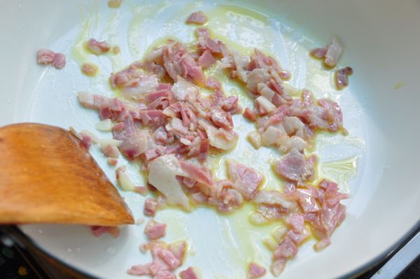 將碎培根以少許奶油煸香(也可以煸至微焦黃)，最後再加上砂糖拌炒