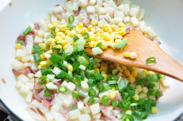 接著放入所有其他備料下鍋拌炒，放入少許的水至收乾