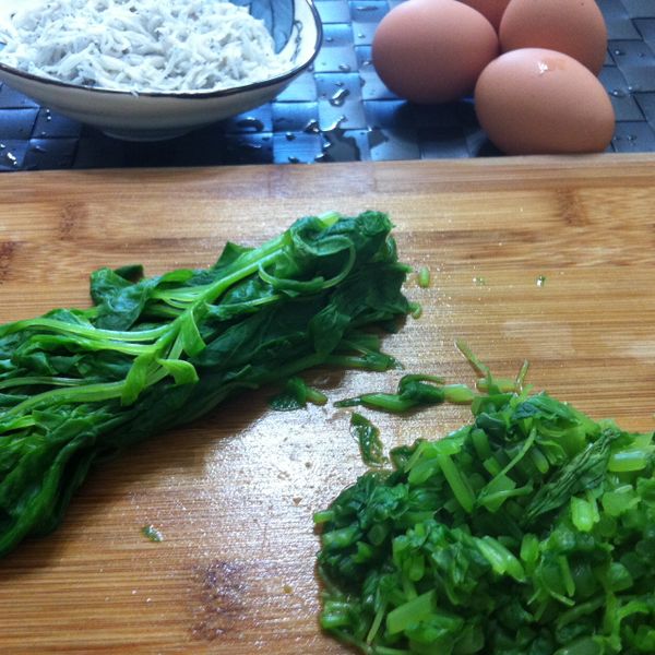 燒開熱水, 水中放一點鹽或米酒讓川燙後的莧菜仍保鮮綠. 將莧菜水份擠乾, 切成細末備用.