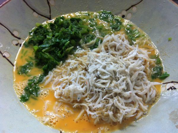 蛋汁打勻, 放入莧菜.吻仔魚再加入鹽.白胡椒粉.一點香油攪拌均勻.