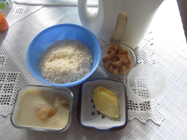 1 米洗過一次即可用溫水泡個20分鐘然後瀝乾備用.
2 如果有雞高湯就用雞高湯，我是那天做了鵝肉，所以有鵝油高湯，如果都沒有也可以用雞湯塊1塊代替！
3  原則上米和高湯水的比例是1比1，5，也就是比如2杯米就要放入3杯的高湯水。鵝油也是油所以奶油用量就少，可是如果只用雞高湯，那得增加奶油到30克。