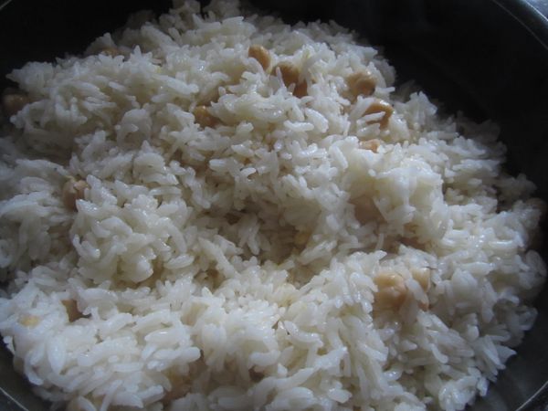 15分鐘以後，關火打開鍋蓋用木鏟鏟鬆燉飯，再蓋上鍋蓋，但是不要蓋緊，留一個小縫，再讓飯燜一會兒，才會更好吃。