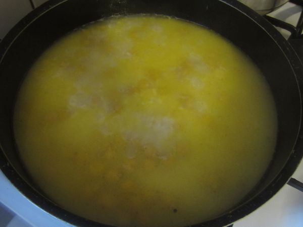 然後加入鵝油高湯和熱開水一共3杯.再多一點兒，煮滾以後蓋上蓋子然後關小火，慢慢地燉煮，中間不要開蓋子。