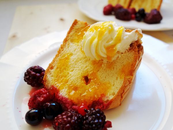 蛋糕出爐後將蛋糕連烤模從桌上10公分處落下，震一下蛋糕，這樣可避免蛋糕回縮，然後倒扣蛋糕在架子上冷卻，放涼後脫模，蛋糕切塊，加點莓果，擠上打發鮮奶油，淋上楓糖漿享用。