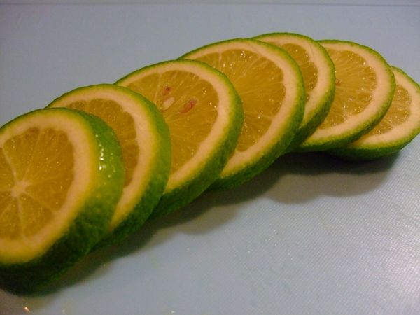 先將檸檬洗淨切片