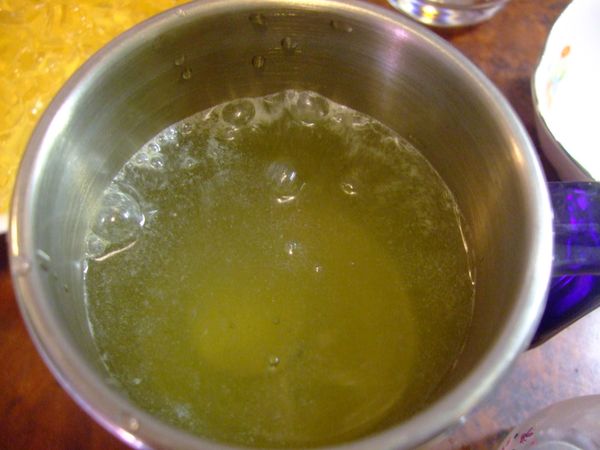 取300cc冰水+一顆諾鈣C發泡錠 讓它完全溶於水中