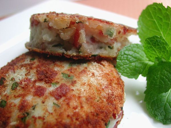 6.入油鍋煎至兩面金黃即可
擺盤上桌