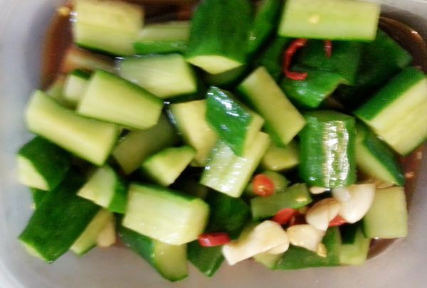 裝入保鮮盒，放冰箱冷藏約 4-6小時，食用前加少許香油即可。