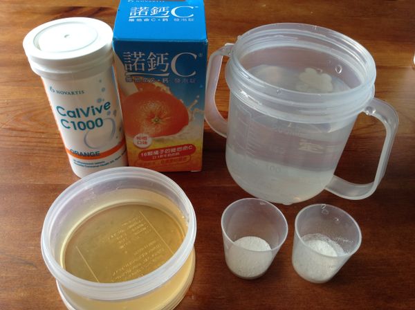 準備好所有食材。
洋菜粉分成兩份，各1/4茶匙1份。
水分成100mlx2與50ml備用。