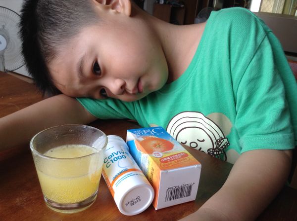 將1片諾鈣C發泡錠放進50ml的水中，完全發泡後備用。
小孩真的很喜歡看諾鈣C發泡錠發泡的樣子。