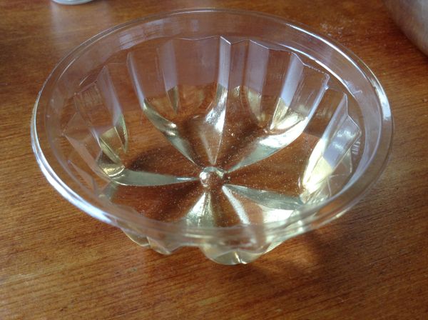 將1/4茶匙的洋菜粉放進100ml的水中溶解，加熱至沸騰後熄火。待溫熱時，再放進50ml的蘋果汁，攪拌均勻，放進容器裡，放進冰箱。