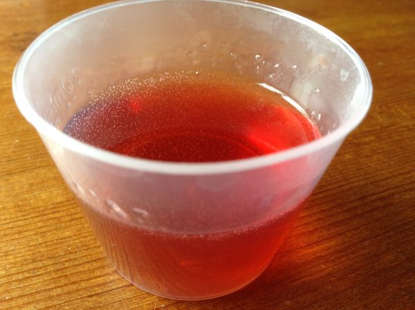 再將另1/4茶匙的洋菜粉放進100ml的水中溶解，加熱至沸騰後熄火。待溫熱時，取出約25ml的果凍液與洛神原汁混合。拿出冰箱的果凍模型，再倒一層洛神果凍，再次放進冰箱。