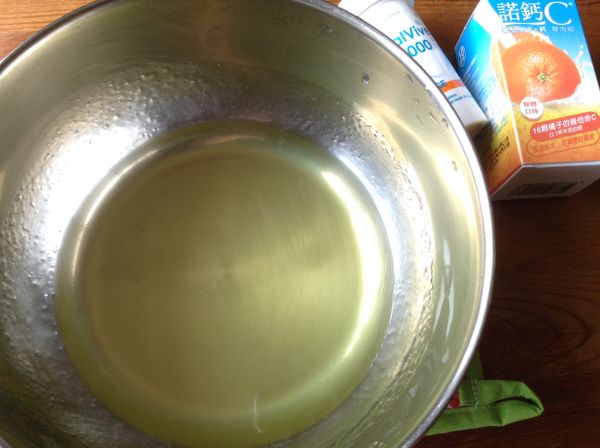 待剩餘的果凍液較冷卻後，約常溫的狀況，倒進第２步驟的諾鈣C液體，混合均勻。再拿出冰箱的果凍模型倒進適量的諾鈣C，冰進冰箱約5分鐘。