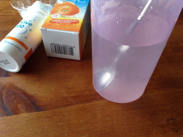 將1/2茶匙的洋菜粉均勻溶解於水中。