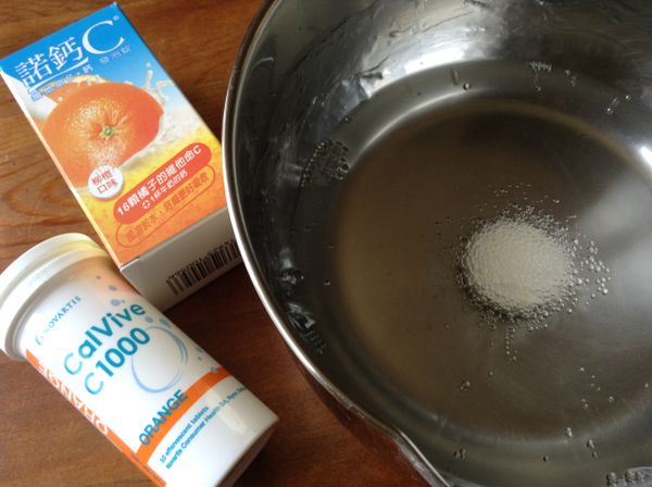 待果凍液體較溫後，放進諾鈣Ｃ發泡錠。
