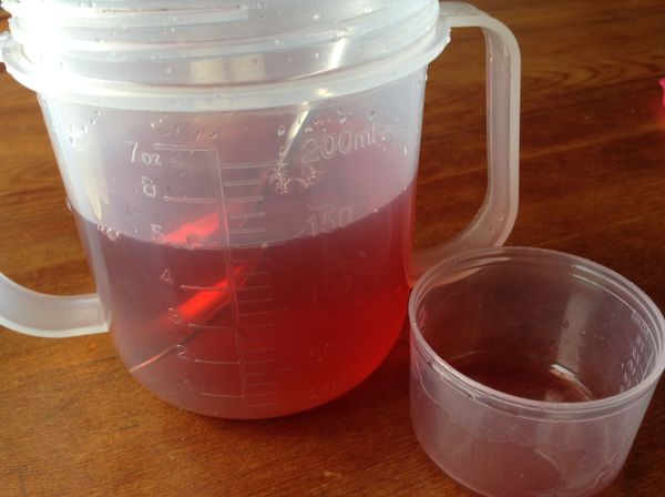 將洛神原汁與水攪拌均勻。
變成冰沙的方式有數種。（可以加上冰塊使用機器打成冰沙＆放進冰箱冷凍庫，每約10-15分鐘，拿出用湯匙攪拌，冰沙的水與冰比例，可視個人喜好而決定，喜歡完全變成冰沙者，花的時間就要比較久）