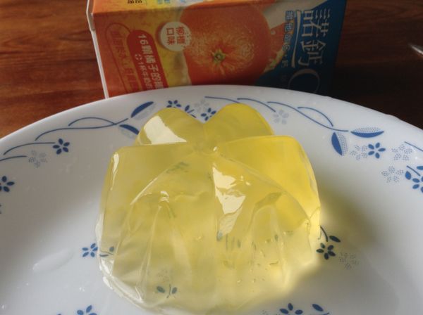 C果凍的作法（將諾鈣Ｃ發泡錠以及洋菜液混合冰涼即可）
詳細做法　http://icook.tw/recipes/79565