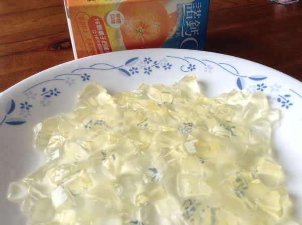 將Ｃ果凍切小塊備用