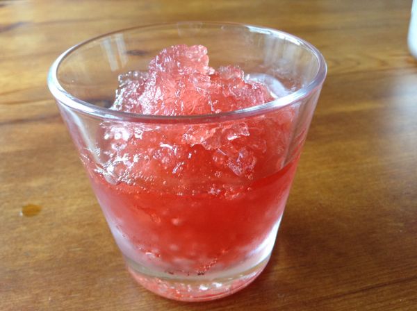 將完成的洛神冰沙放進杯中。