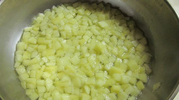 蘋果切丁加糖加水煮到稍軟