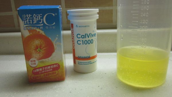 將1/2錠的諾鈣C發泡錠投入100cc的冷開水溶解