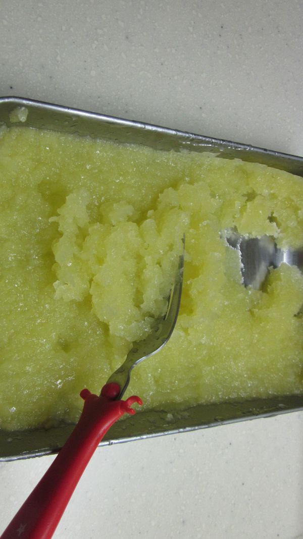 將作法3.及4.混合(喜歡酸可擠一些檸檬汁),倒入容器中(最好是宽的淺盤較易結冰),每隔1小時拿出用叉子刮拌,約4~5次即可完成