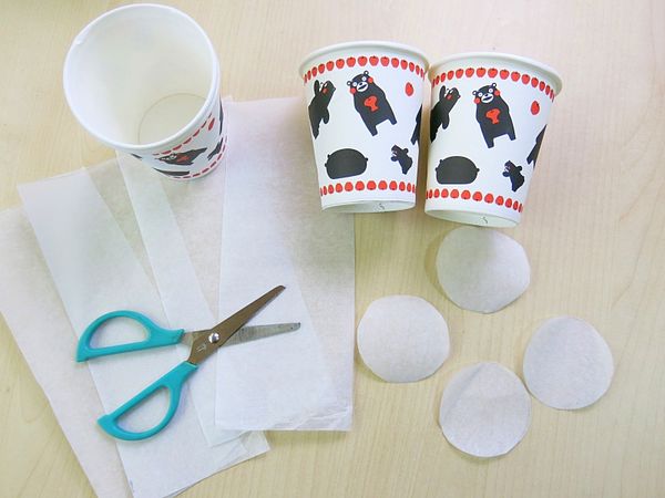 將烘焙紙剪出和紙杯等高、底部圓形一樣大小，放入紙杯裡，這樣麵糊才不會接觸到紙杯吃到。