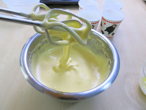 雞蛋去殼放在鋼盆裡，用電動打蛋器攪打，過程中將糖分2、3次加入，直到完全打發為止。