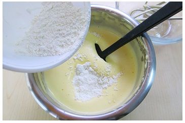 麵粉過篩後分2次加入，用夕膠刮刀沿著盆邊往中間攪拌，直到看不到粉。